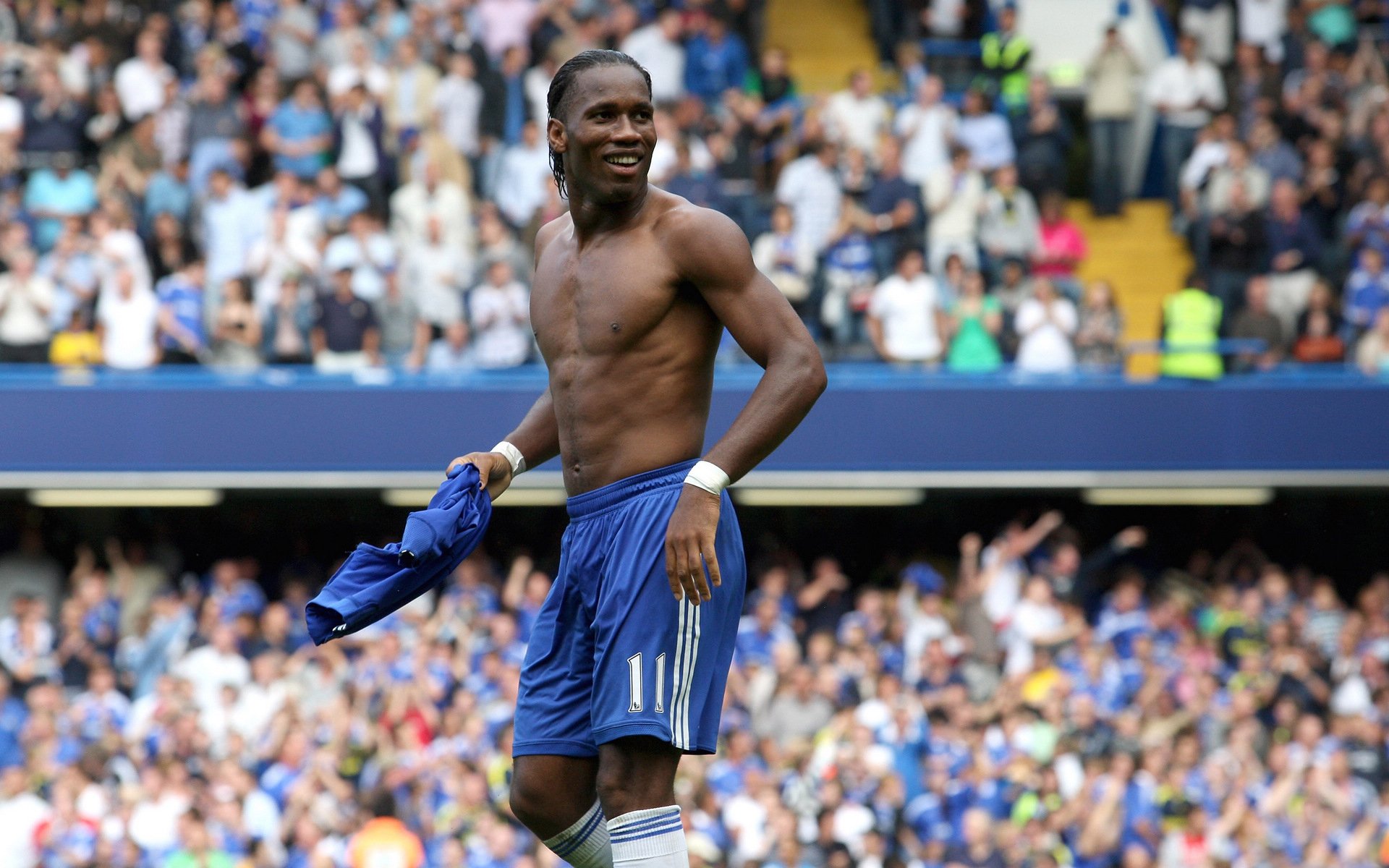 “未来之星青少年足球联赛火热进行，星光璀璨的赛场期待你”，未来之星全国青少年艺术展演